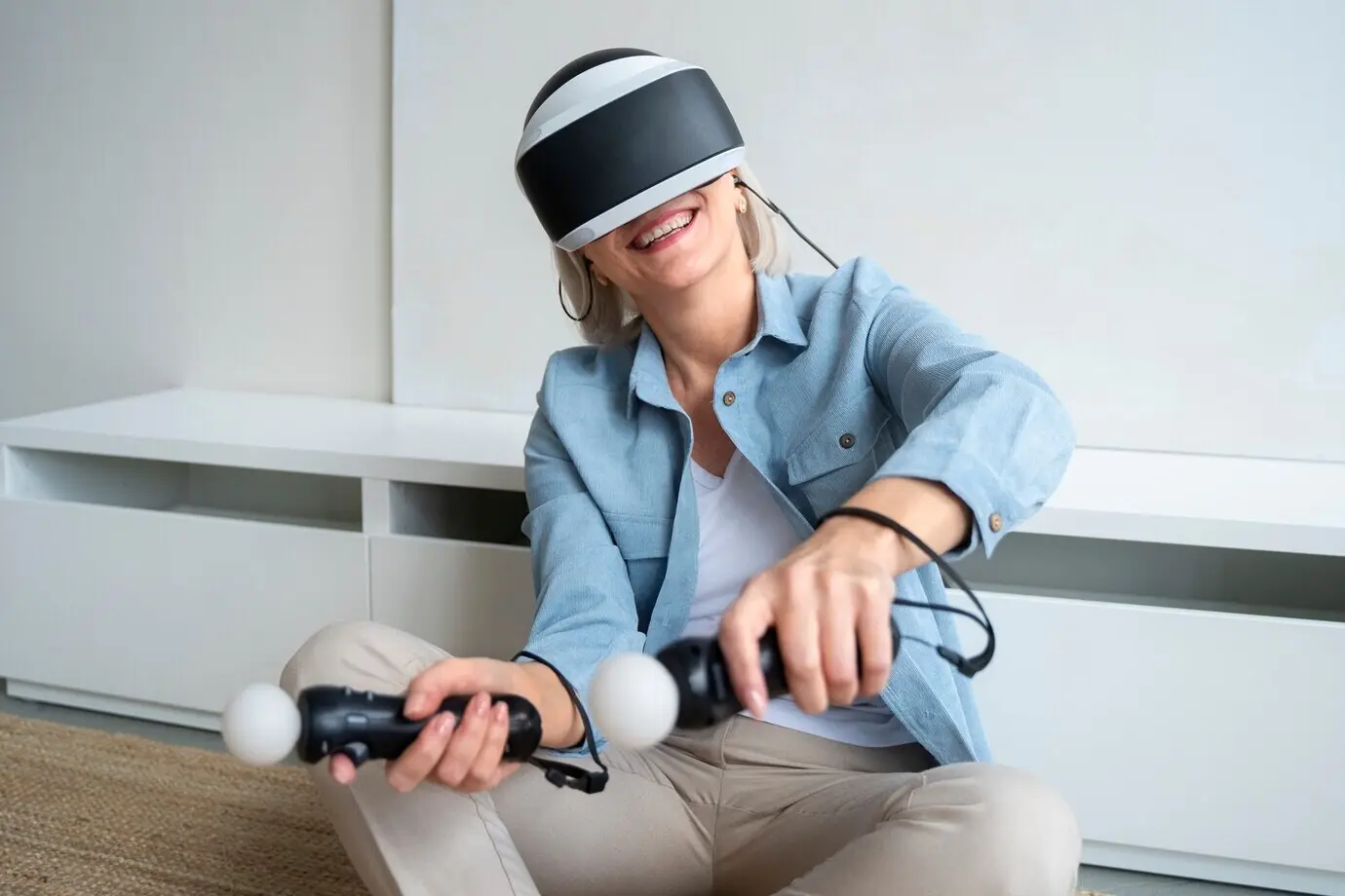 Бабушка или дедушка учится пользоваться технологиями.