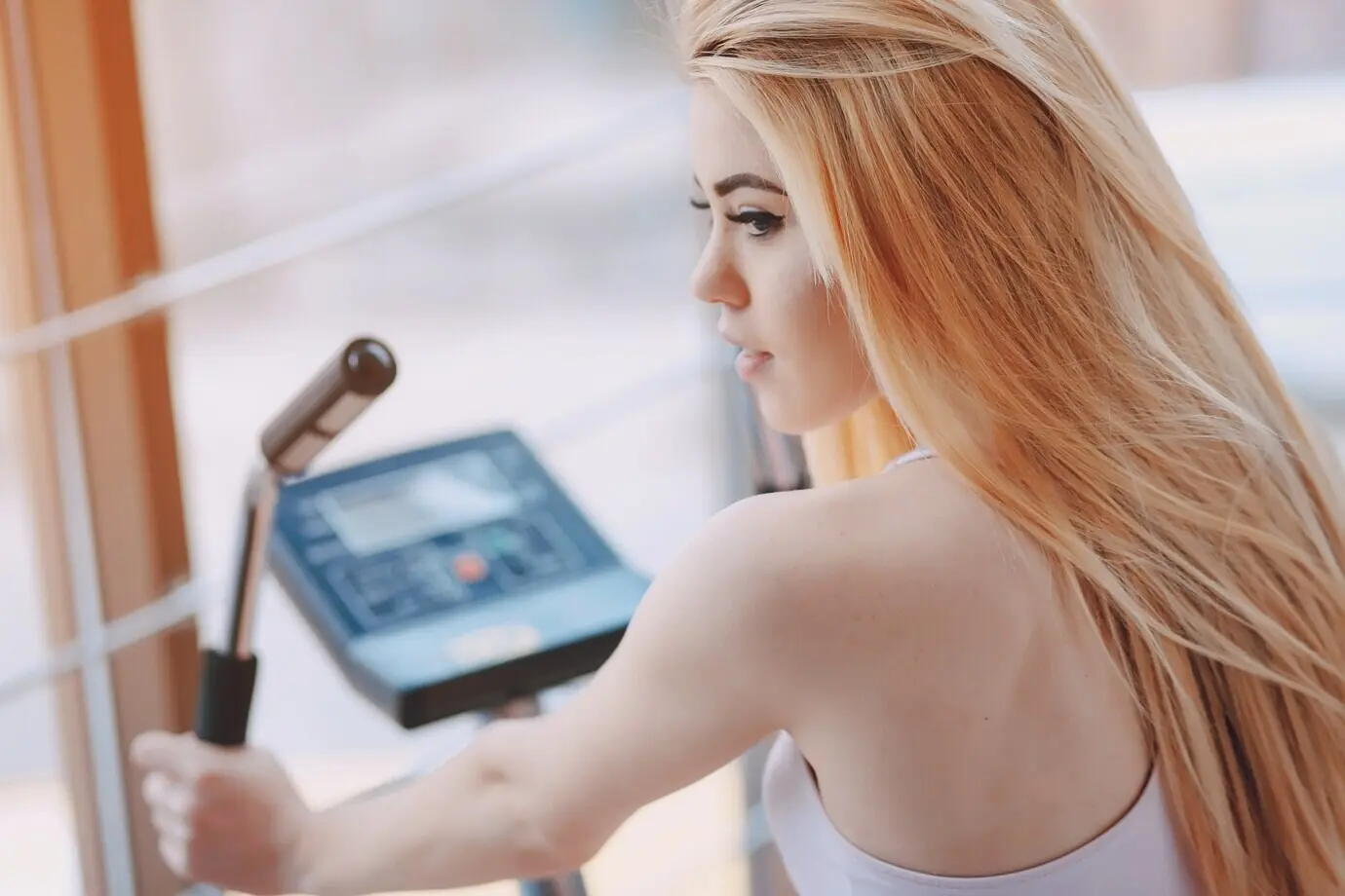 девушка в тренажёрном зале